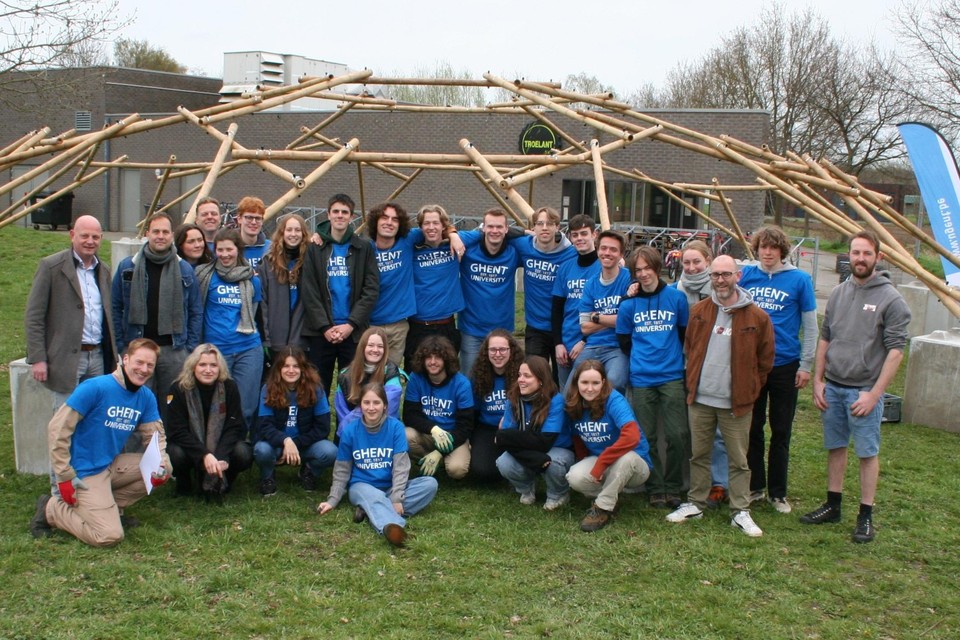 De Gentse studenten bouwden een constructie uit bamboe die straks ook als zomerbar wordt gebruikt.