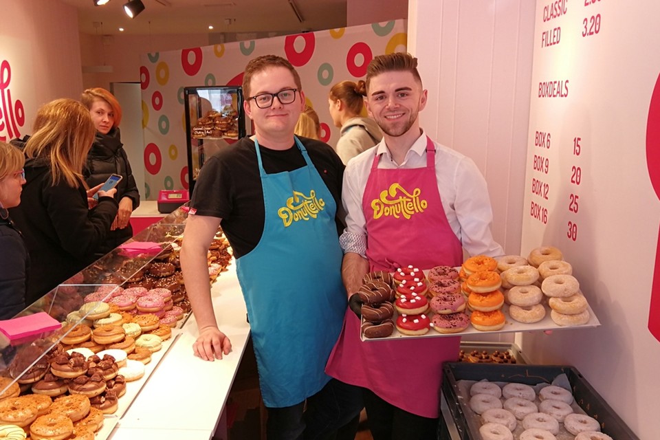 Maxim en Laurence Daems mogen de mouwen opstropen, want op de openingsdag lokte hun pop-up donutshop een massa volk. 