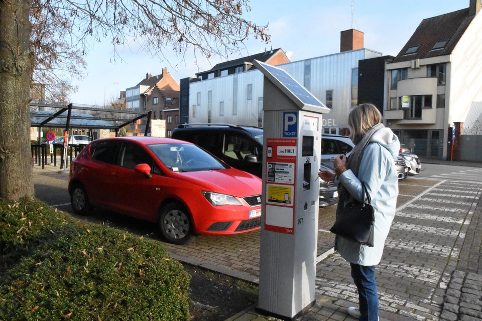 Parkeren op het Possozplein kost vandaag 1,80 euro voor twee uur en 17,50 euro voor een ganse dag. Wanneer de gemeenteraad de aangepaste tarieven goedkeurt, wordt dit 1 euro voor twee uur en 14 euro voor de hele dag parkeren.