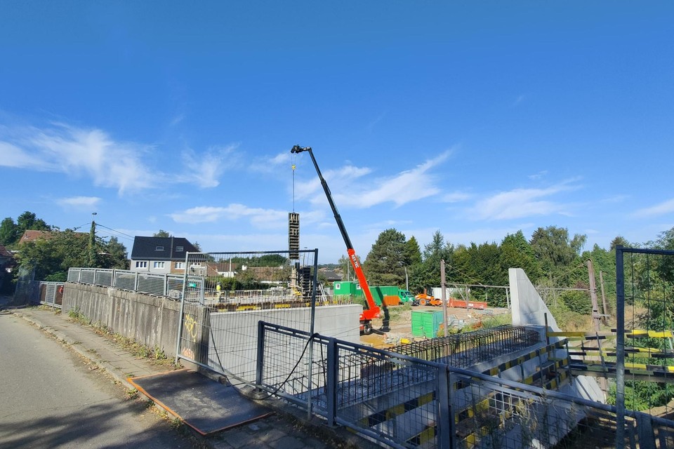 De bouw van de nieuwe brug in de Paardenstraat in Sint-Genesius-Rode is al volop aan de gang. De oude brug (links) wordt dit weekend afgebroken.