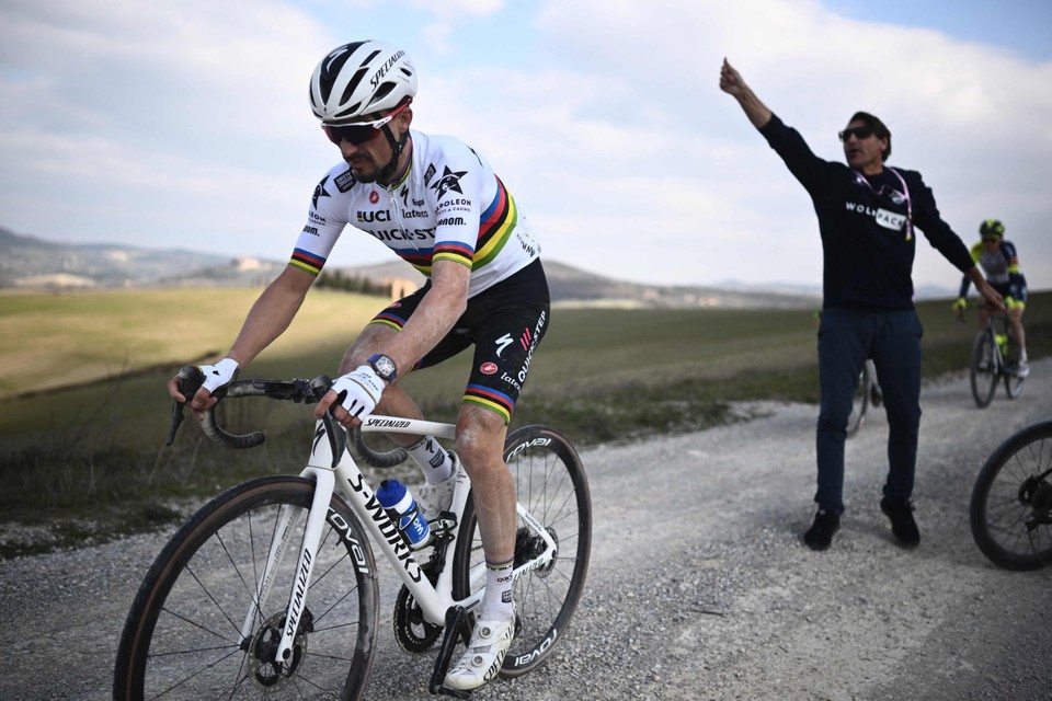 Pas na twee minuten kon wereldkampioen Alaphilippe terug de fiets opstappen.