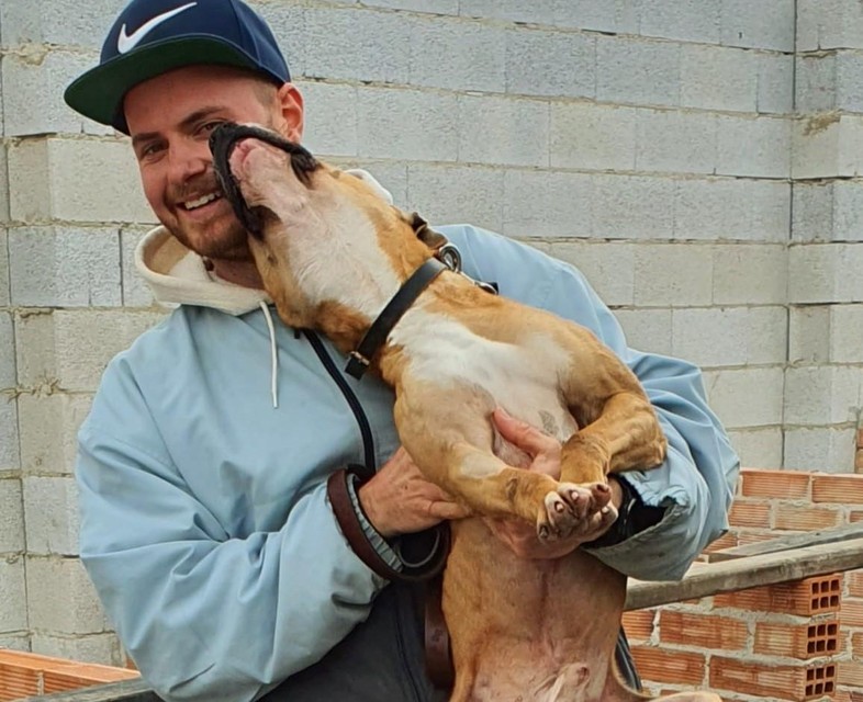 Mitch met Alexander, de staffordshire terrier die zijn hart stal en na jarenlang in het asiel te hebben gezeten een goede thuis vond