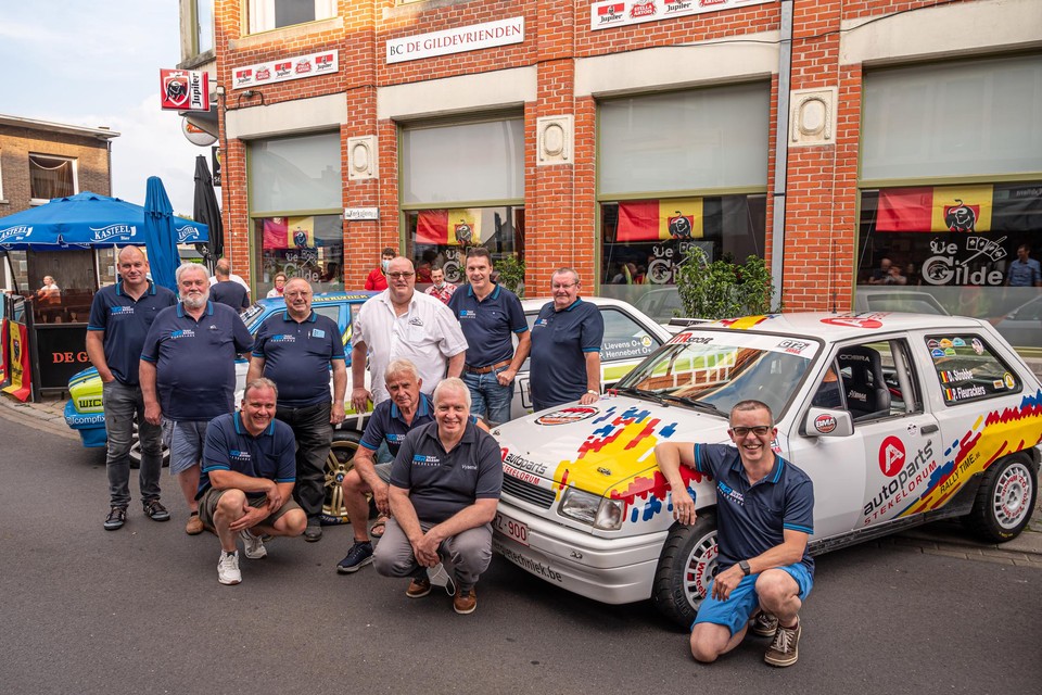 Het bestuur van Autoclub Team Bassin Roeselare met voorzitter Hans Degryse (achteraan, tweede van rechts): “We mogen maximaal 2.500 toeschouwers ontvangen.”