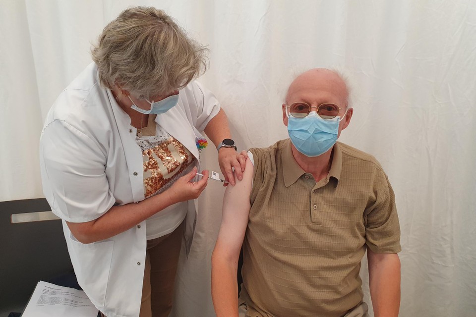 Dirk Jacobs uit Merelbeke liet zich met de glimlach achter het mondmasker vaccineren. 