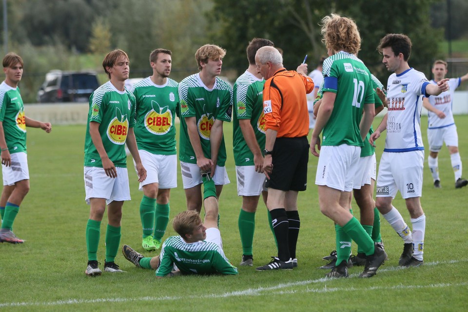 Een beeld tussen uit de match van VK Tielrode - SKN Sint-Niklaas B van eerder dit seizoen, Sint-Niklaas B (in het wit) won de match met 3-4. 