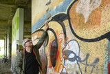 thumbnail: Bruggenexpert Johan Blom inspecteert de Posthofbrug.