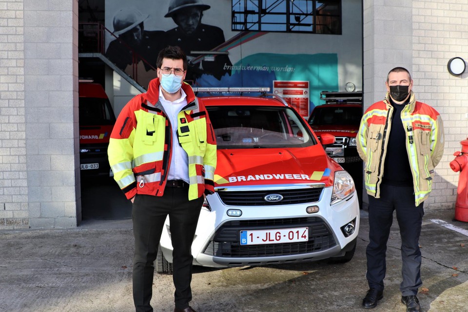 Burgemeester Jan Vanderstraeten en postoverste François Van den Vreken zijn overtuigd van de waarde van vrijwilligers voor hun brandweerkorps. 