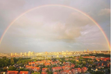 thumbnail: De regenboog op woensdagavond omlijst het centrum van Antwerpen.