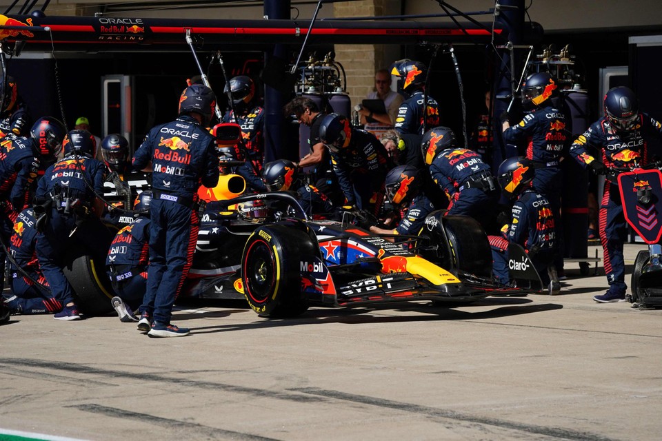 After his second pit stop, Max Verstappen distanced himself from Lando Norris.