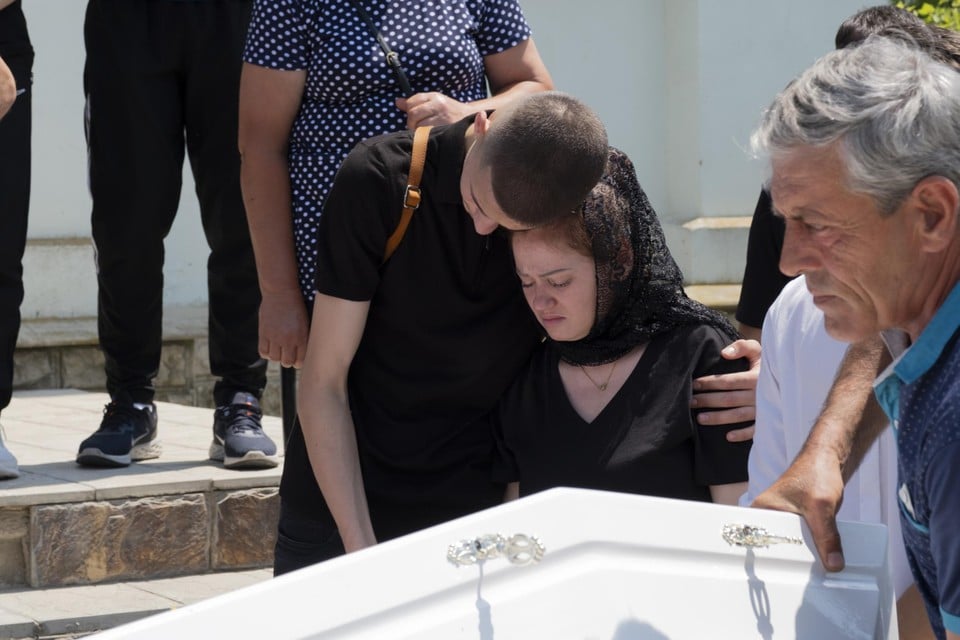 Fabian Ormanji's mom, last Monday in Moldova on the grave. A little later the two agents were picked up in Belgium.