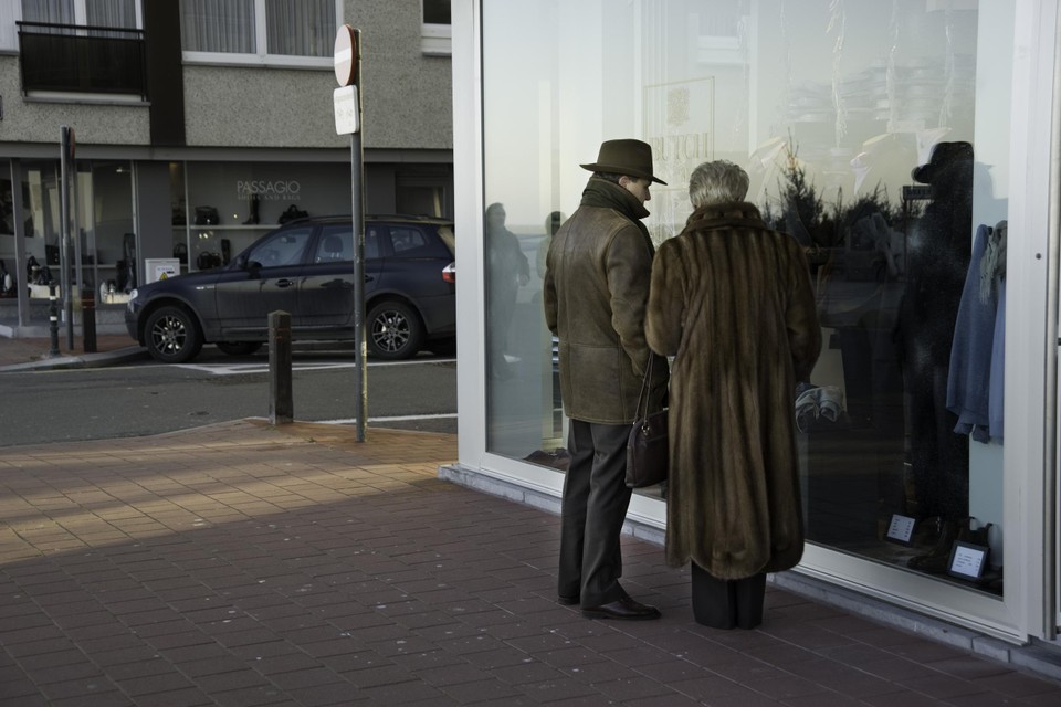 Een koppel bewondert de inhoud van een etalage in Knokke. Volgens een onderzoek vinden Belgen dat mensen die het gemaakt hebben, mogen profiteren van hun rijkdom. 