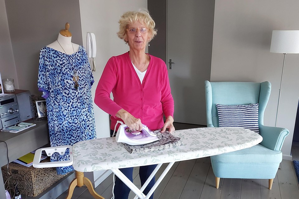 Alida werkt vandaag in een strijkatelier in Turnhout. Voordien maakte ze zeventien jaar lang broeken en jassen voor confectieketen C&A in Nederland. 