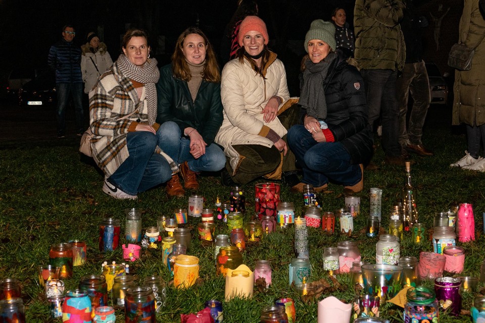 Vier van de initiatiefnemers van de geslaagde lichtjesactie van Hartebos: Birgit Van Uffel, ﻿Julie Fraiponts, Sofie Vermeyen en Kirsten Pepermans. ﻿ 