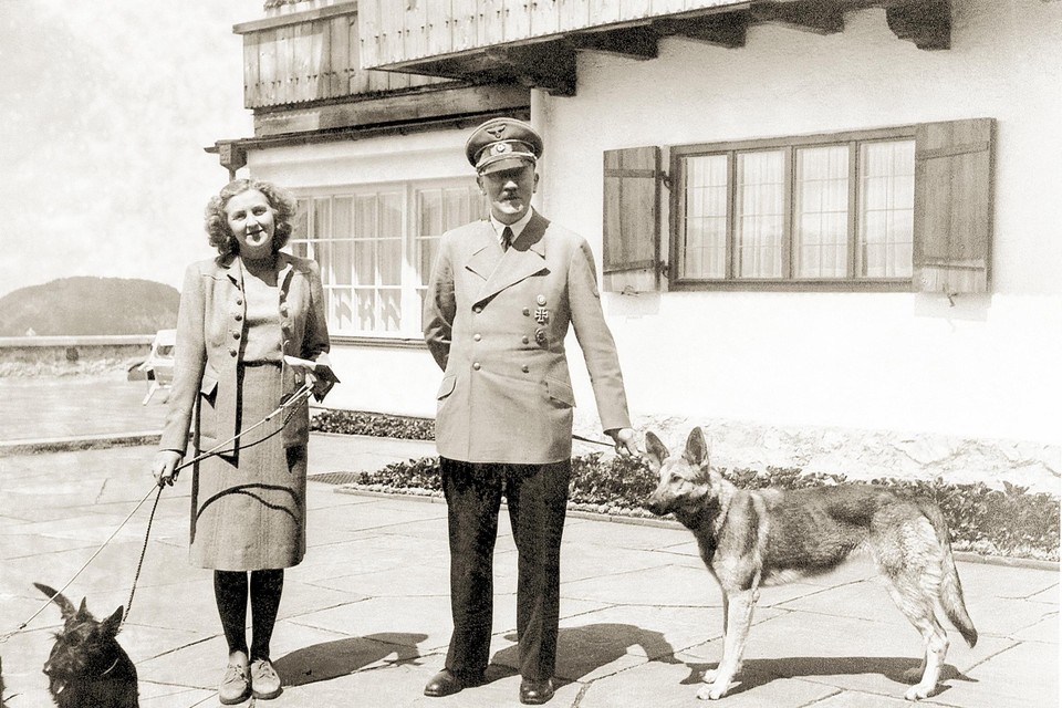 Eva Braun met haar Schotse terriërs en Adolf Hitler met Duitse herder Blondi. 