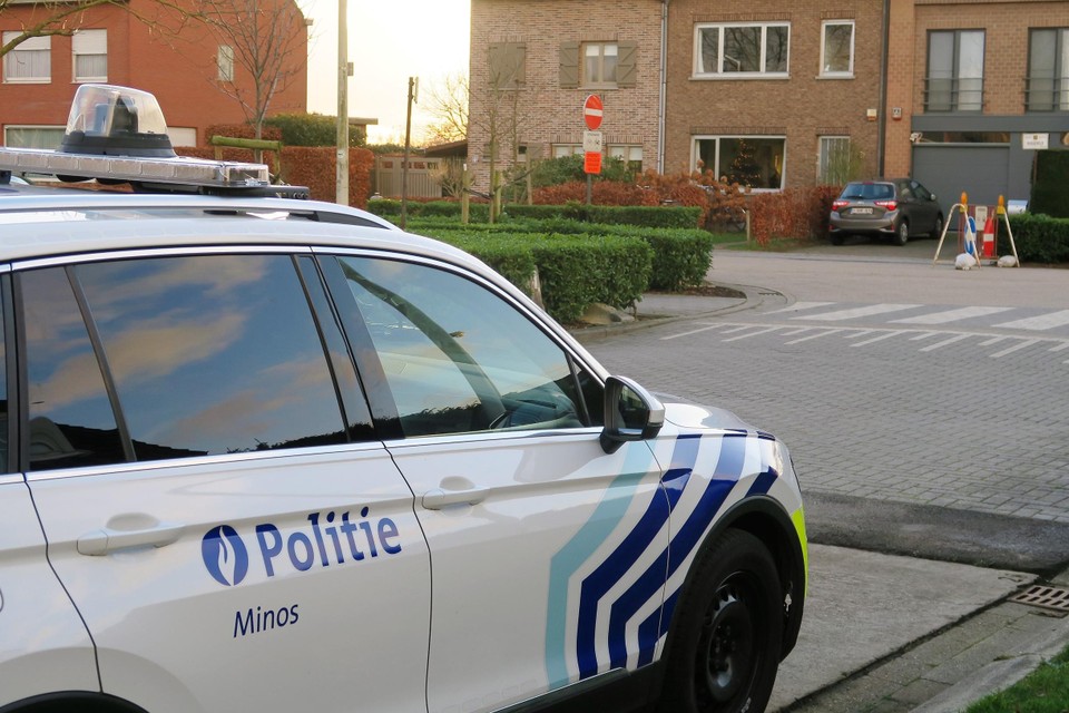Vrijdagmiddag nog stond een ploeg van politie Minos verdoken te controleren of het inrijverbod van de Ruggeveldstraat wel gerespecteerd werd. Er werd maar één chauffeur ‘betrapt.’ 