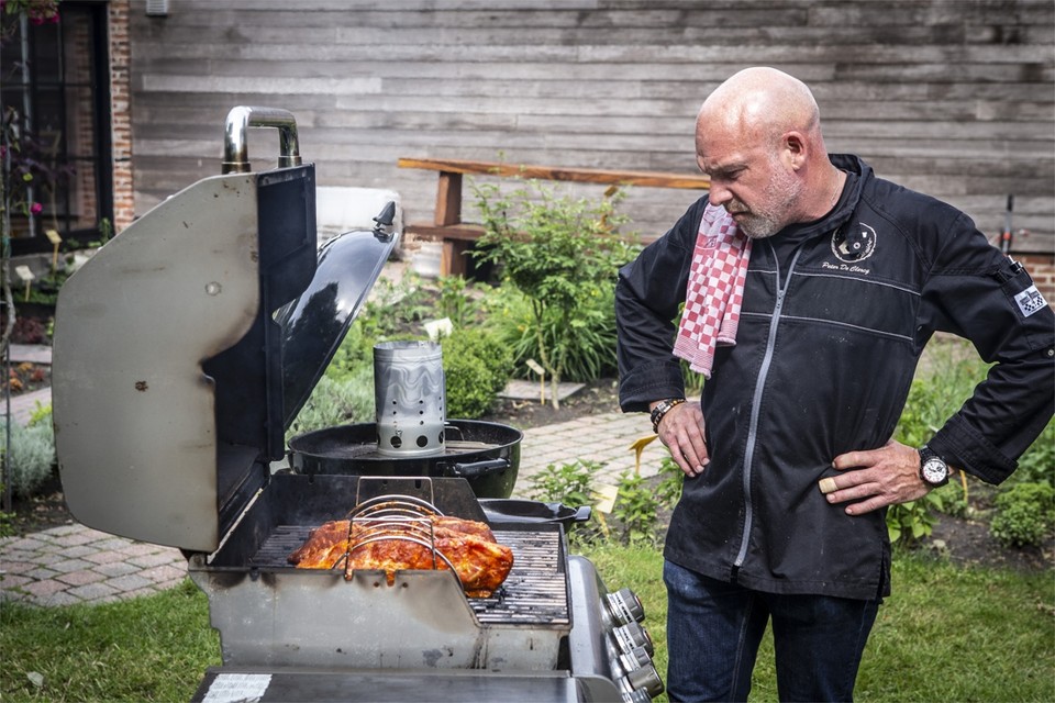 Winkelier criticus Tarief Van “ik kan niet zonder” tot “nutteloos”: 'Grillmasters'-chef legt barbecue-accessoires  op de rooster | Het Nieuwsblad Mobile
