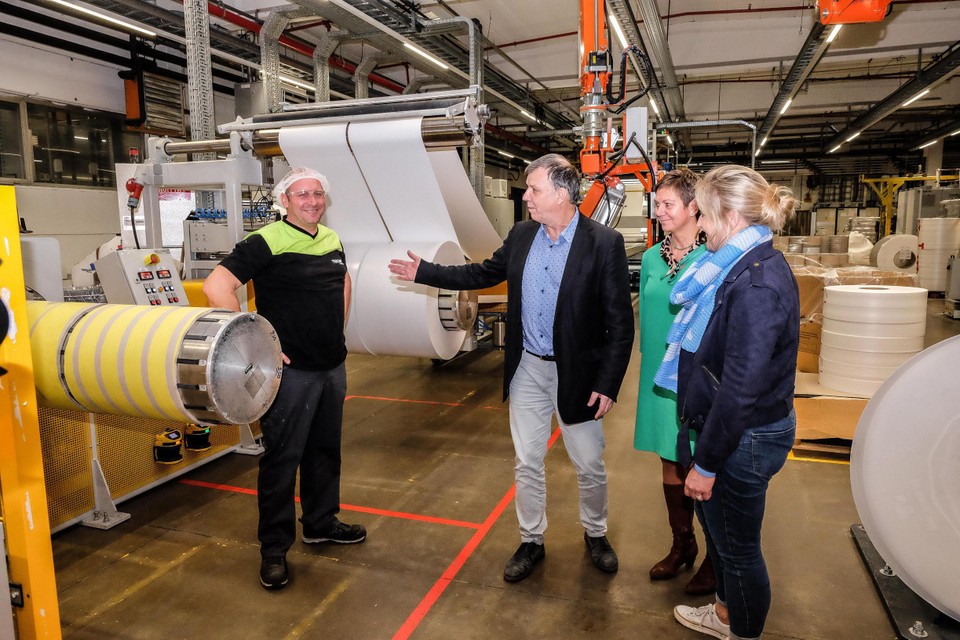 HR-directeur van Tekni-Plex Geert Van Lierde toont Voka-codirecteur Christel Geltmeyer en economieschepen Katrien Beulens (N-VA) welk werk er verricht wordt door de mensen op de productieafdeling in Erembodegem.