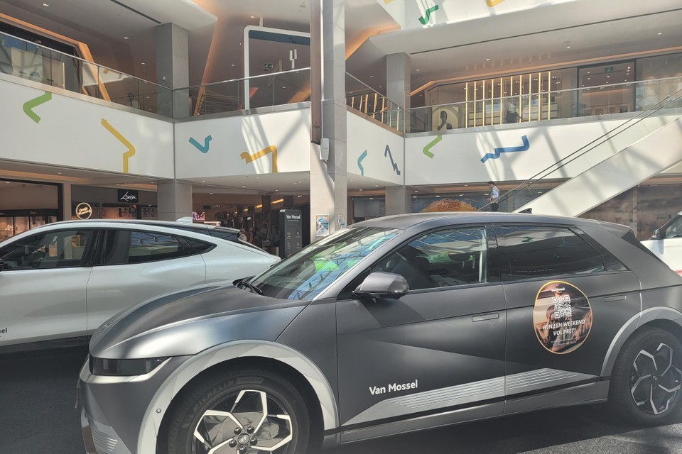 Visitors are still not allowed to park themselves at the shopping center.  These cars are there for the Auto Expo.