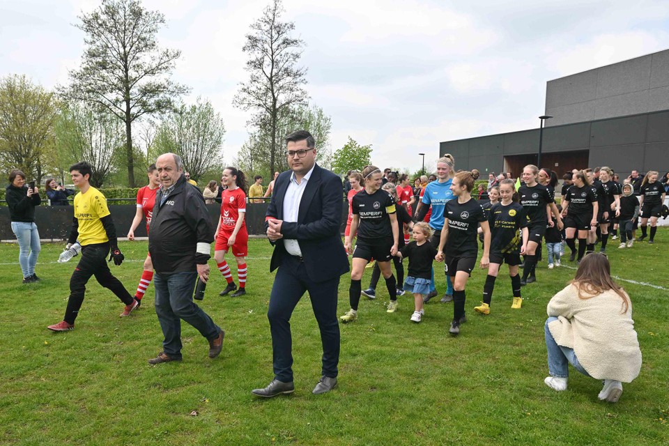 Together with chairman Jean-Pierre Deblauw and coach Karim Stockx, the players enter the field for their very last home match, which they won against Chastre with no less than 11-0.
