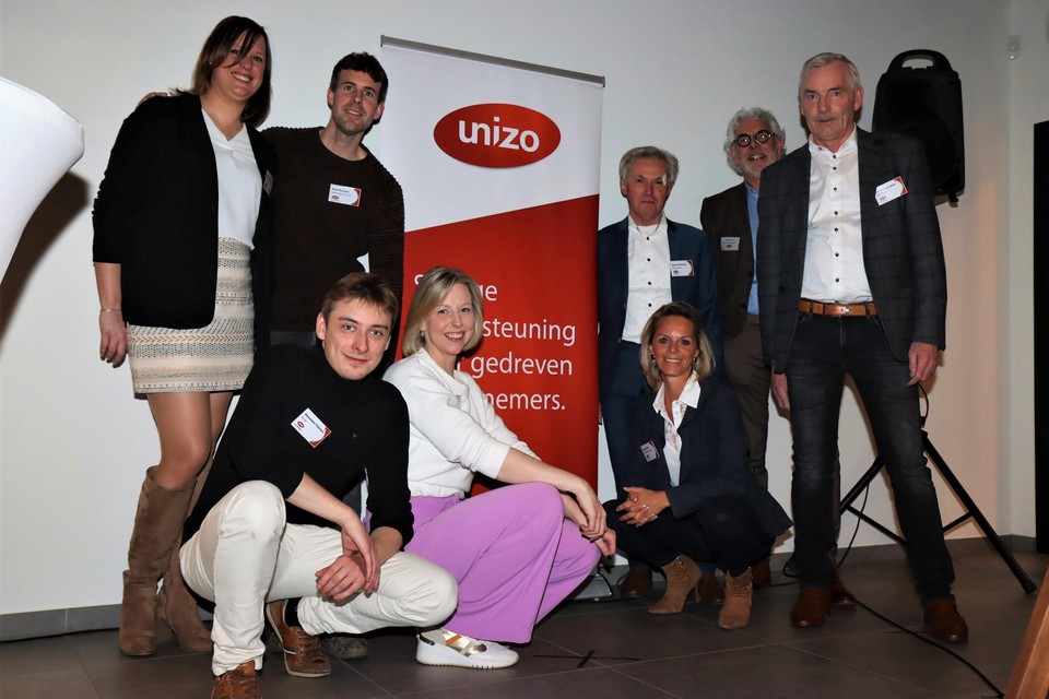 Tijdens een interessante netwerkavond stelde voorzitter Julie Alloncius (midden) UNIZO Groot-Maldegem voor aan de aanwezige ondernemers.