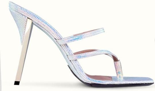 Rihanna tilt haar kitflops - letterlijk - naar een hoger niveau 