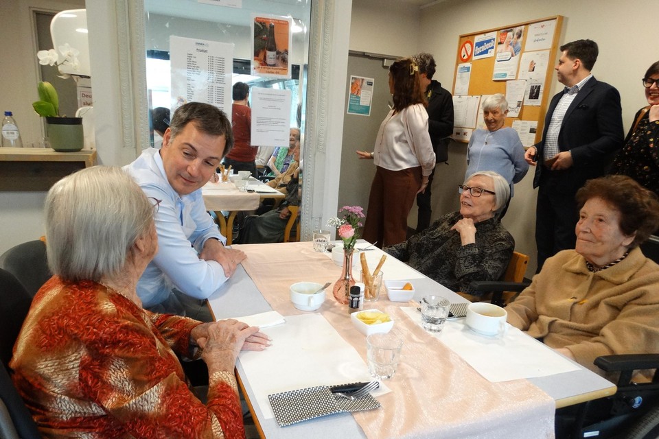 Premier De Croo nam uitgebreid de tijd om een babbeltje te slaan met de bewoners.
