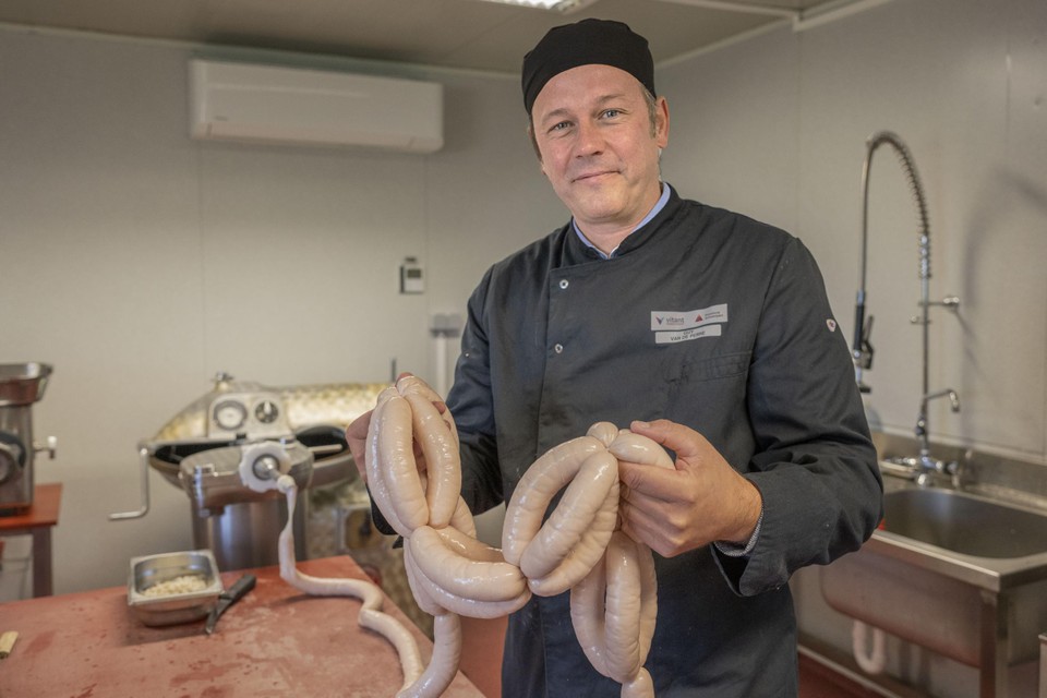 Jay van de Berry, an alderman in Kasterlee, is butcher trained and can transform white tripe himself. 