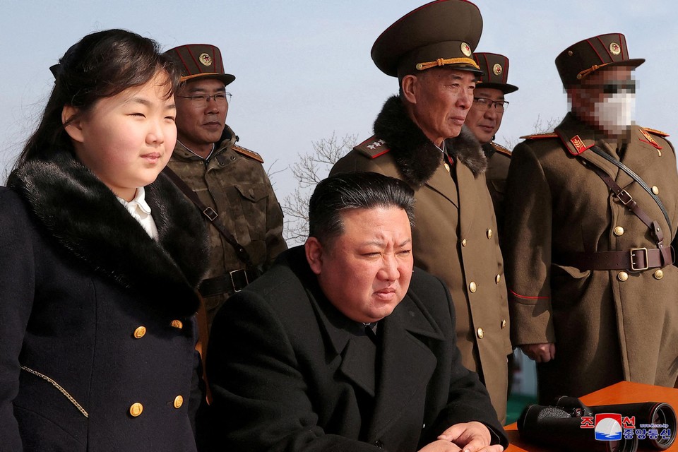 Archiefbeeld: Noord-Koreaans leider Kim Jong-un en zijn dochter overzien een militaire test. De foto werd op 20 maart verspreid door het staatspersagentschap KCNA.