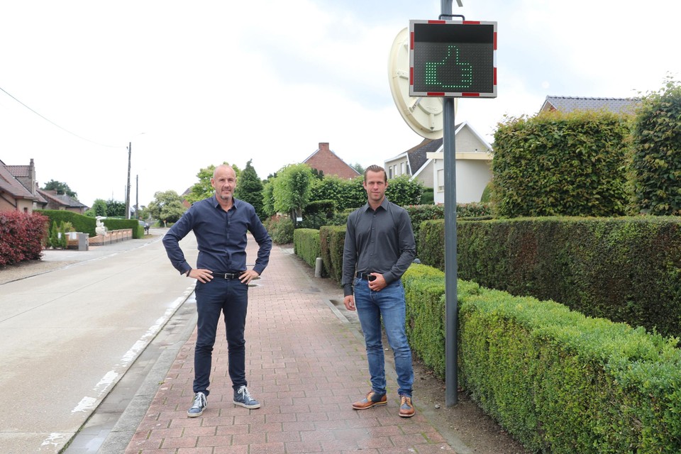 Burgemeester Peter Gysbrechts en schepen van Mobiliteit Nick Vercammen bij een van de nieuwe displays.
