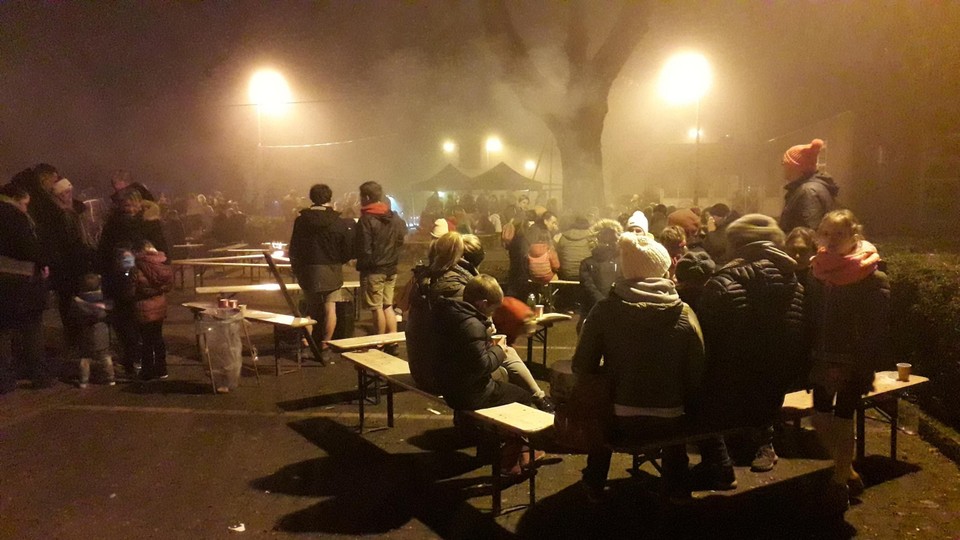 De bezoekers konden rond een vuurkorf op banken gezellig samenzitten.