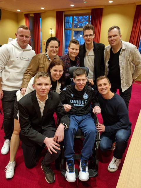 Niels Destadsbader (vooraan rechts) ging graag op de foto met Janis en zijn gezelschap.