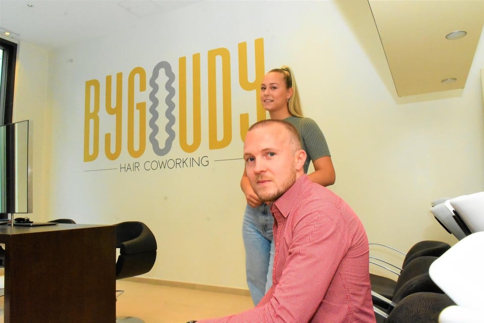 Flo Rys in de zaak By Goudy op de hoek van de Wijngaardstraat en de Sionstraat. Lexis Muylle zal de geïnteresseerde kappers wegwijs maken in de zaak.