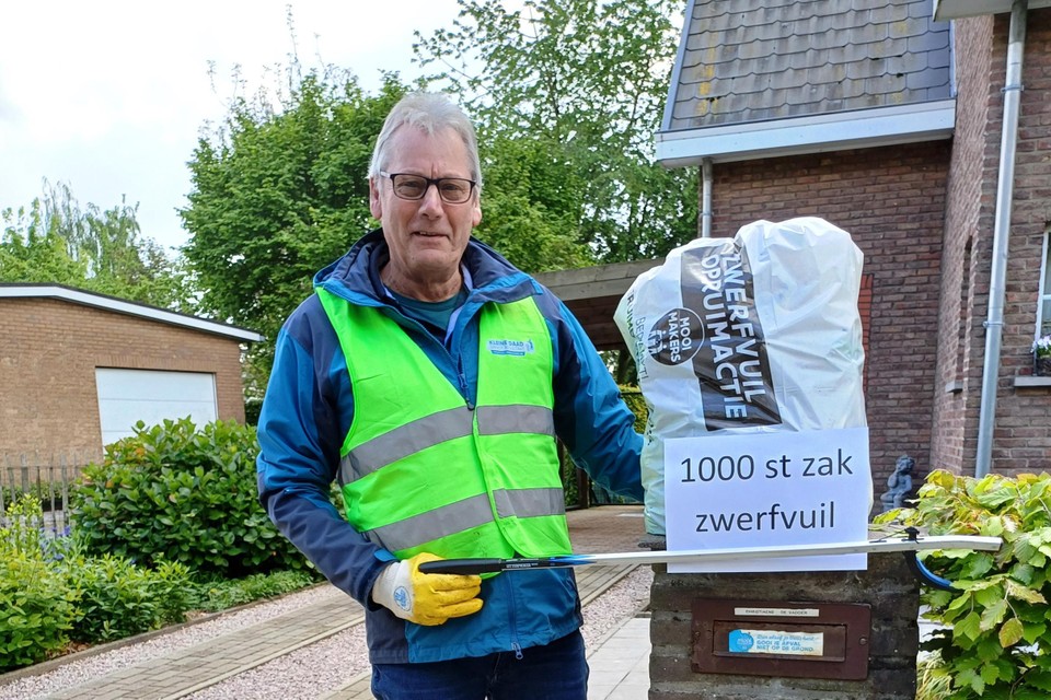 Mooimaker Ronan heeft net zijn duizende zak met zwerfvuil gevuld in Kapelle-op-den-Bos.