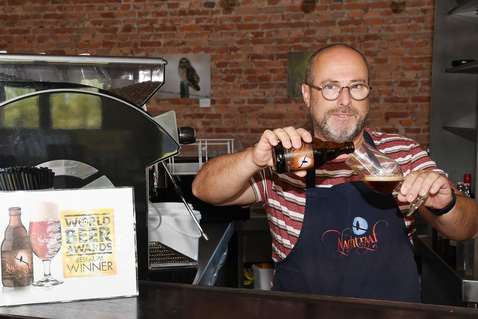 Brouwer Lieven Onraedt is tevreden met de World Beer Award voor zijn Nachtraaf. 