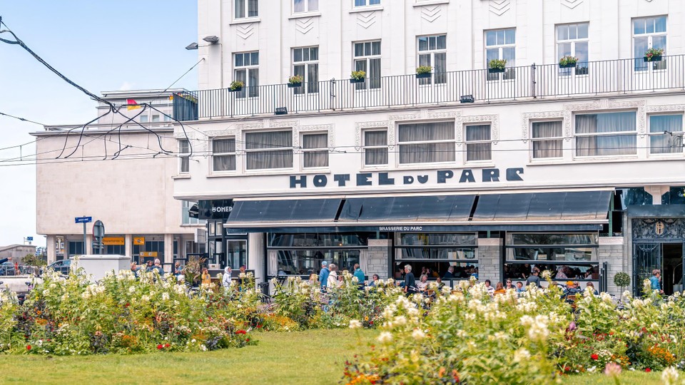 Heerlijk tafelen in een historisch decor, dat kan bij Café Du Parc in Oostende.