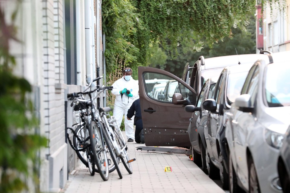 In de Godtsstraat in Borgerhout ontploft een granaat onder een geparkeerde wagen. 