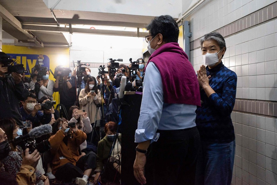 Hoofdredacteur Daisy Li (rechts) en journalist Chris Yeung (links) kondigden het nieuws zondag aan. 
