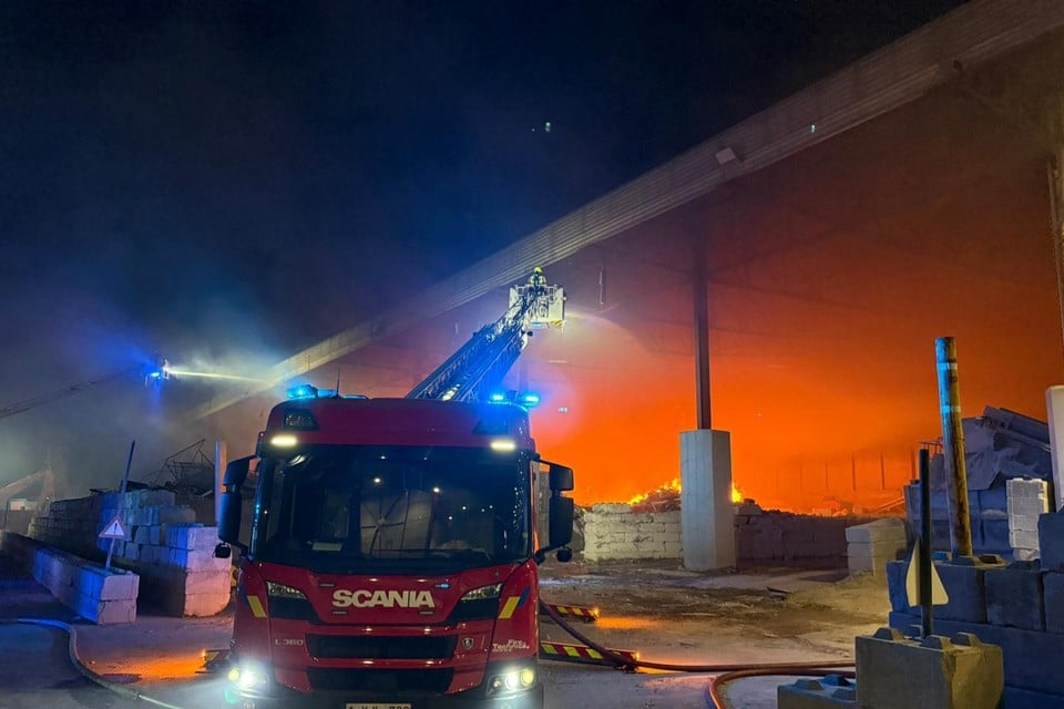 Fire brigade still has to take off for hours after heavy industrial break at container company: « no danger to population » (inland)