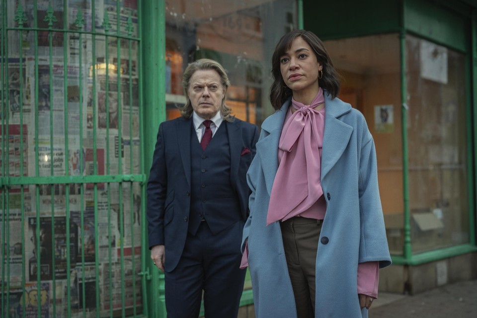 Eddie Izzard (links) en Cush Jumbo in ‘Stay close’.