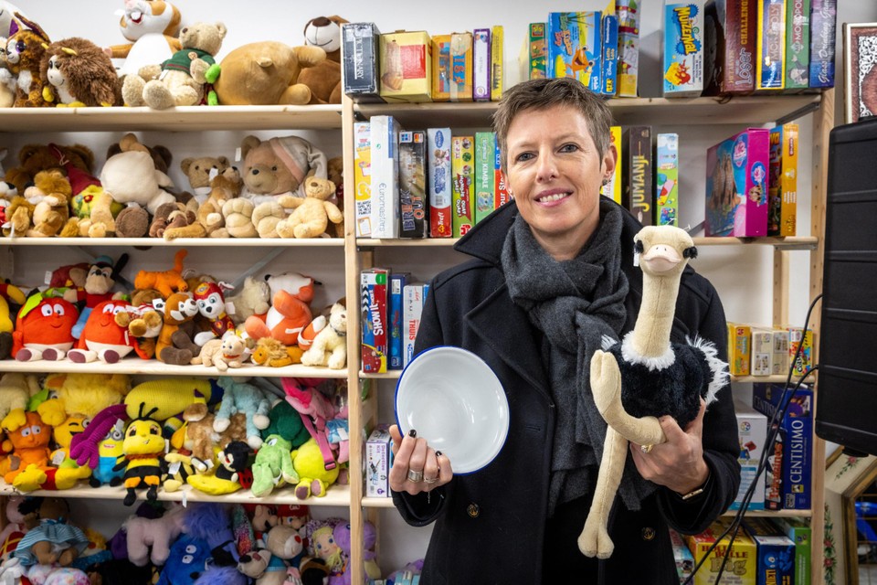 Saskia de Wijs neemt deze knuffel zeker mee naar huis.  “Voor de hond”, lacht hij.