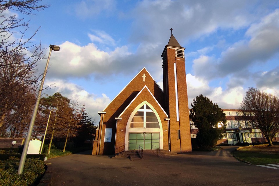 De modern-gotische kerk was sinds 1948 de parochiekerk van Kattenbos. 
