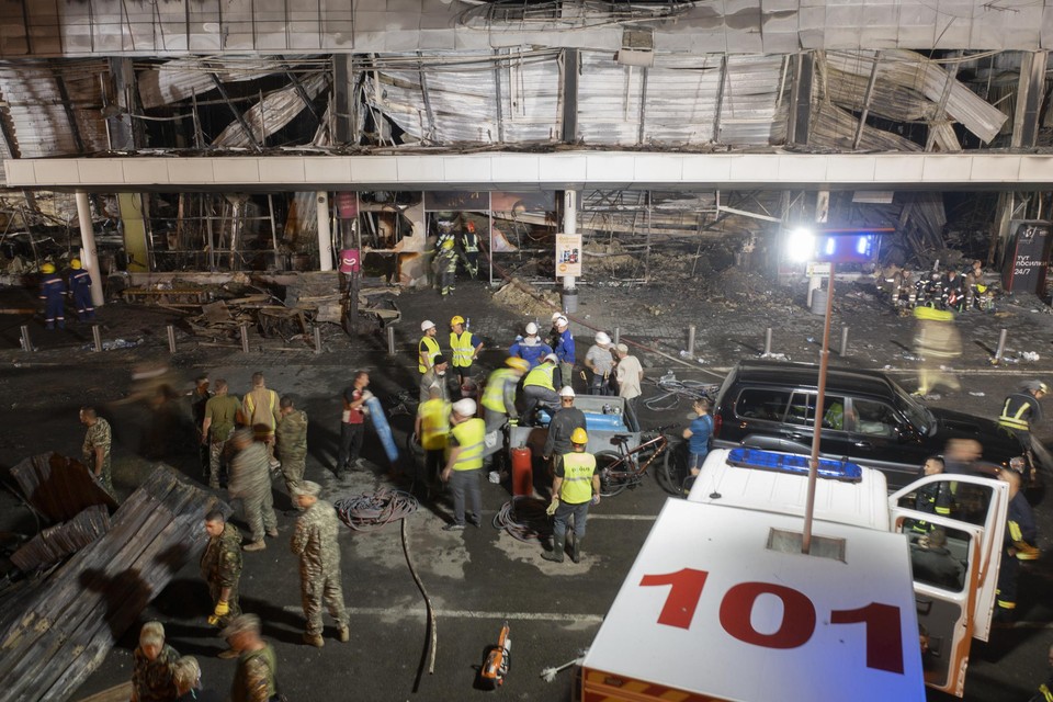 Bij een raketaanval op het winkelcentrum van Krementsjoek vielen verschillende doden. 