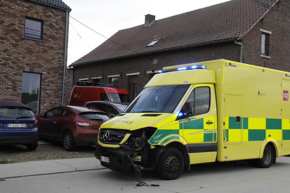Een ambulance geraakte bij de interventie beschadigd. 