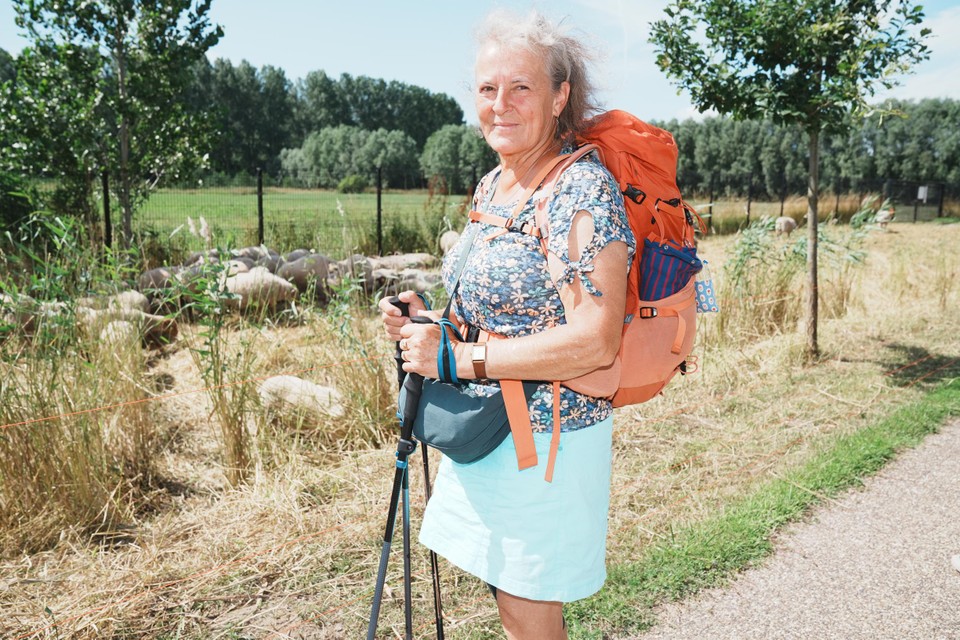 Mia De Buck, pas terug van een voettocht voor crowdfunding om een museumtuin aan te leggen voor haar overleden echtgenoot.