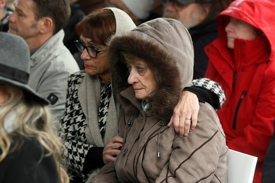 Tijdens de herdenking waren ook overlevenden van het bombardement aanwezig. Hier Lea Van Gerven, de moeder van voormalig burgemeester van Mortsel Ingrid Pira (links).