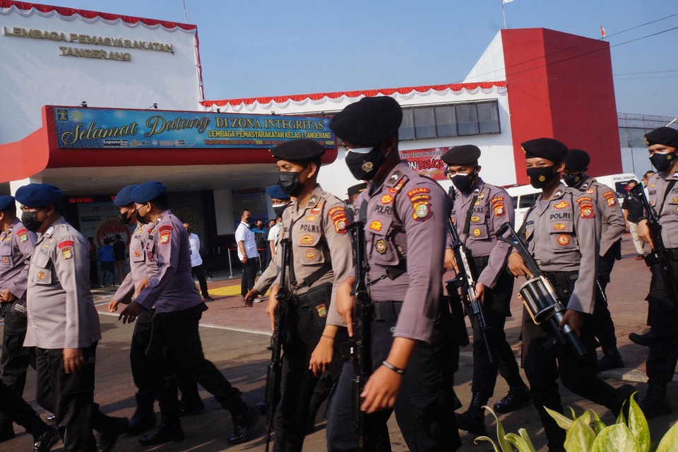 Indonesische politie patrouilleert aan de gevangenis in Tangerang nadat er een dodelijke brand uitbrak.