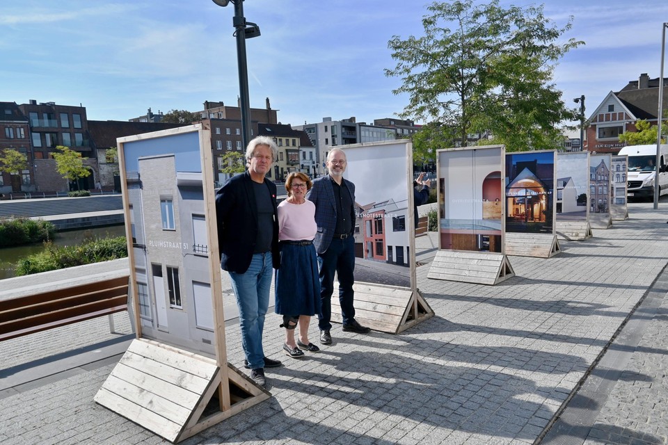 Wout Maddens, Nicole Pannier en Dirk Van Heuven aan de Broelkaai waar de acht projecten te zien zijn in een openluchttentoonstelling.  
