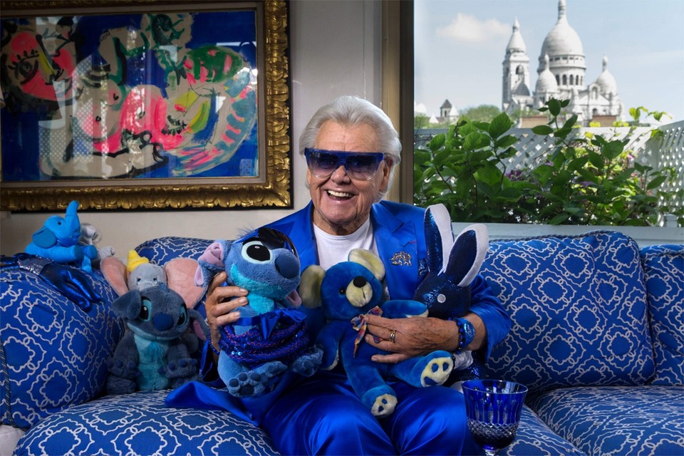 Michou in 2016 in zijn ‘blauwe’ flat in Montmartre, met zicht op de Sacré Coeur. 