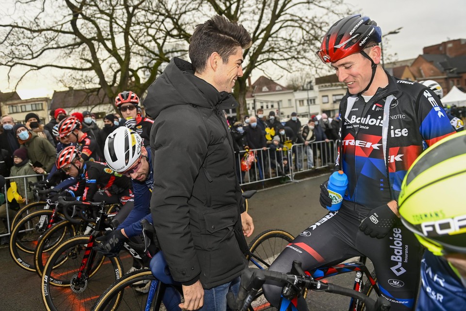Van Aert slaat een praatje met Aerts in Kortrijk: “Ik weet goed genoeg hoe sterk hij en Iserbyt zijn.”