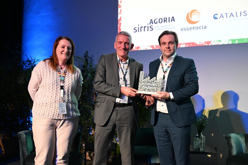 Ben Muyshondt (rechts) ontvangt de Factory of the Future Award voor Pomuni Frozen